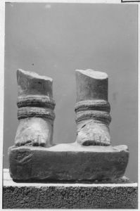 Pieds parés sur socle (vue de face) EFEO_CAM19083_3