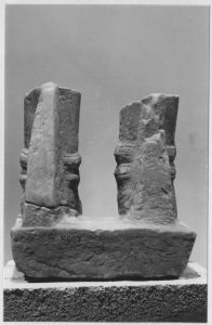 Pieds parés sur socle (vus de dos) EFEO_CAM19083_6