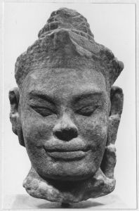 Banteay Prei : dvarapala (tête) EFEO_CAM19086_2