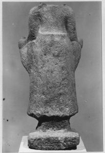 Corps de Laksmi non achevé, debout à 2 bras avec attributs sur socle quadrangulaire (vu de dos) EFEO_CAM19097_3