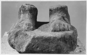 Pieds sur socle quadrangulaire (vus de face) EFEO_CAM19097_4
