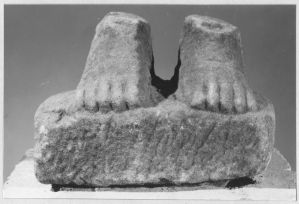 Pieds sur socle à tenon (vus de face) EFEO_CAM19097_5