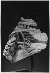 Tête de cheval parée (fragment supérieur) (vue de 3/4 face droite). EFEO_CAM19167_2