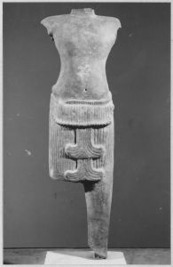 Corps masculin debout à 2 bras brisés, jambe droite brisée sous le vêtement, pieds brisés (vu de face) EFEO_CAM19171_4