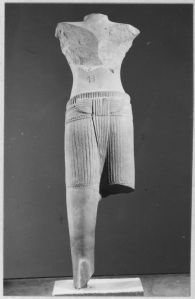 Corps masculin debout à 2 bras brisés, jambe droite brisée sous le vêtement, pieds brisés (vu de dos) EFEO_CAM19171_7