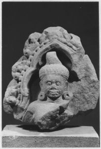 Pièce d’accent représentant un personnage masculin à l’aspect démoniaque, Banteay Srei EFEO_CAM19182_7