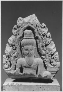 Pièce d’accent représentant un ascète assis sous une arcature, Banteay Srei EFEO_CAM19182_8