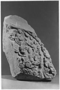 Pièce d’accent représentant un personnage masculin dans les rinceaux, Banteay Srei EFEO_CAM19185_2