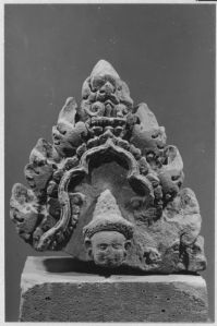 Pièce d’accent représentant un personnage masculin sous une arcature, Banteay Srei (?) EFEO_CAM19185_3