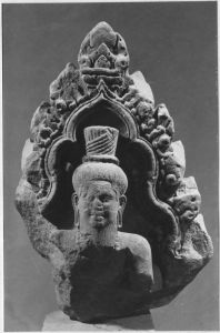 Pièce d’accent représentant un ascète sous une arcature, Banteay Srei EFEO_CAM19238_4