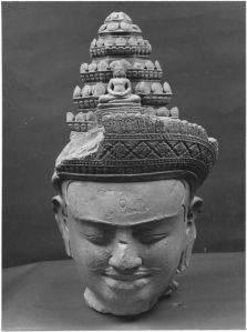 Tête d'Avalokitesvara brisée à différents endroits EFEO_CAM19436_1
