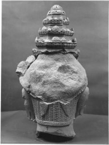 Tête d'Avalokitesvara brisée à différents endroits (vu de dos) EFEO_CAM19436_2