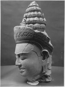 Tête d'Avalokitesvara brisée à différents endroits (vu du profil gauche) EFEO_CAM19436_3