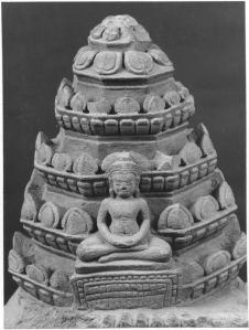 Tête d'Avalokitesvara brisée à différents endroits (détail de la coiffure) EFEO_CAM19436_4