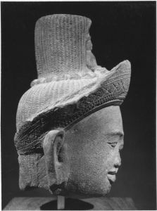 Tête d'Avalokitesvara brisée à la racine du cou, nez éclaté (vue du profil droit) EFEO_CAM19444_2