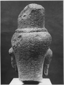 Tête d'Avalokitesvara, éclats sur la partie gauche du sommet du chignon et sur le côté gauche du crâne (vue de dos) EFEO_CAM19446_3