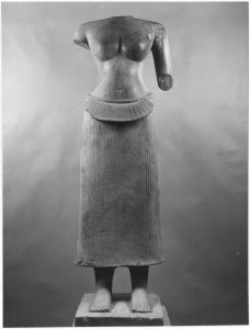 Banteay Kdei : ronde-bosse, corps de divinité féminine EFEO_CAM19455_1