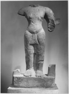 Prasat Phum Prasat : corps de divinité masculine à quatre bras EFEO_CAM19456_1