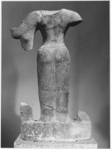 Prasat Phum Prasat : corps de divinité masculine à quatre bras EFEO_CAM19456_2