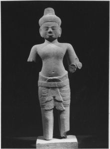 Avalokitesvara debout à 4 bras brisés à hauteur des coudes. EFEO_CAM19459_1