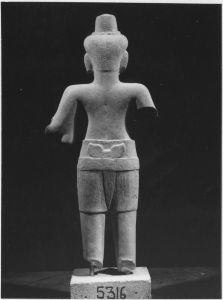 Avalokitesvara debout à 4 bras brisés à hauteur des coudes (vu de dos). EFEO_CAM19459_2