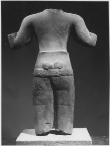 Corps masculin à 4 bras brisés, éclats divers à différents endroits (abdomen, omoplate gauche) (vu de dos) EFEO_CAM19462_2