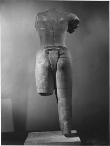 Corps masculin debout à 4 bras brisés (vu de dos) EFEO_CAM19464_2