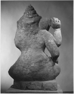 Ganesha assis à 4 bras, bras gauches brisés (vu de dos). EFEO_CAM19468_2