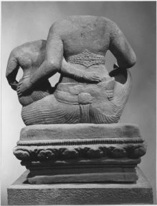 Corps de Shiva et Uma enlacés, sur socle quadrangulaire à triple section décoré de pétales de lotus (vus de dos) EFEO_CAM19468_4