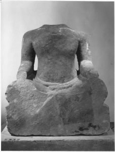Corps masculin assis sur un socle quadrangulaire, partie inférieure du socle et genoux brisés (vu de face). EFEO_CAM19469_1