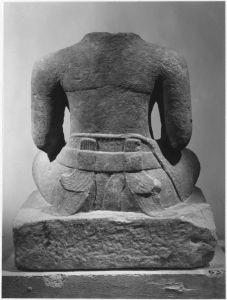 Corps masculin assis sur un socle quadrangulaire, partie antérieure du socle et genoux brisés (vu de dos). EFEO_CAM19469_2