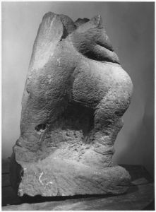 Corps de Shiva sur Nandin, tête de l'animal brisée (partie inférieure du corps) (vue du profil gauche). EFEO_CAM19470_1