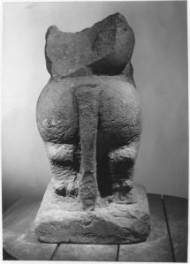 Corps de Shiva sur Nandin, tête de l'animal brisée (partieinférieure du corps) (vue de dos). EFEO_CAM19470_2