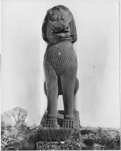 Lion d'échiffre, tête érodée EFEO_CAM19471
