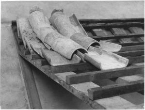Tuiles khmères, essai de mise en place (vues de côté) EFEO_CAM19472_1