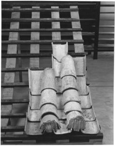 Tuiles khmères, essai de mise en place (vues de face) EFEO_CAM19472_2