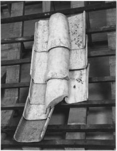Tuiles khmères, essai de mise en place (vues de dessus) EFEO_CAM19472_3