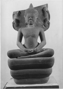 Banteay Kdei : ronde-bosse, Bouddha sur naga EFEO_CAM19479_1