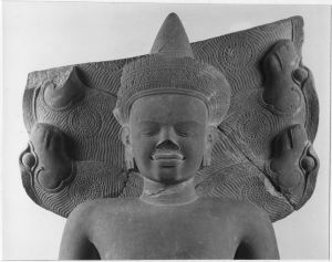 Banteay Kdei : ronde-bosse, Bouddha sur naga EFEO_CAM19479_2