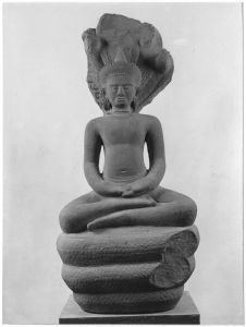 Banteay Kdei : ronde-bosse, Bouddha sur naga EFEO_CAM19481_1