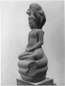Banteay Kdei : ronde-bosse, Bouddha sur naga EFEO_CAM19481_2
