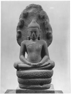 Ronde-bosse : Buddha sur naga EFEO_CAM19482_1