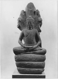 Ronde-bosse : Buddha sur naga EFEO_CAM19485_1