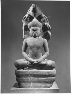 Prasat Chrung nord-ouest : ronde-bosse, Bouddha sur naga EFEO_CAM19488_1
