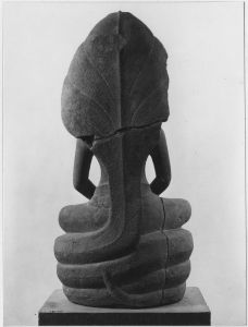 Prasat Chrung nord-ouest : ronde-bosse, Bouddha sur naga EFEO_CAM19488_2