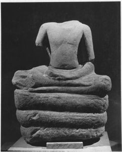 Ronde-bosse : Buddha sur naga EFEO_CAM19495_1