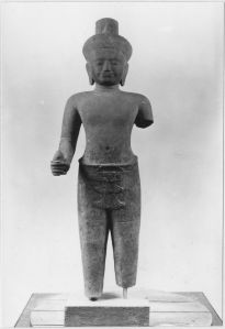 Avalokitesvara debout à 2 bras, bras gauche brisé, main droite tenant un bouton de lotus (vu de face) EFEO_CAM19497_1