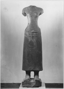 Mebon Oriental, ronde-bosse : corps de divinité féminine EFEO_CAM19498_1