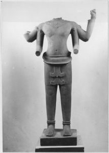 Ronde-bosse : Corps de divinité masculine EFEO_CAM19499_1