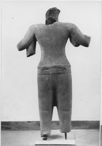 Corps de Vishnou à 4 bras brisés aux coudes, pieds manquants aux chevilles (vu de dos). (?) EFEO_CAM19503_4